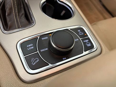 Used 2017 Jeep Grand Cherokee Overland w/ Jeep Active Safety Group image 34