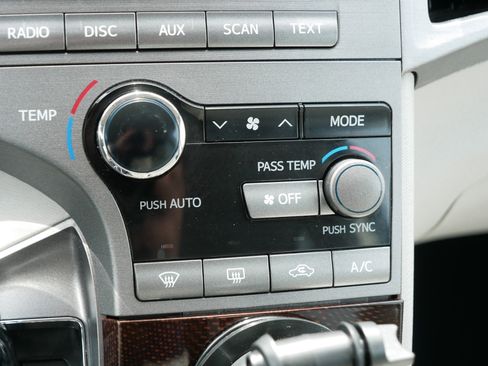 Used 2012 Toyota Venza LE AWD/4WD image 23