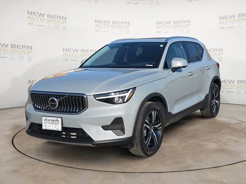 Used 2025 Volvo XC40 B5 Core image 1