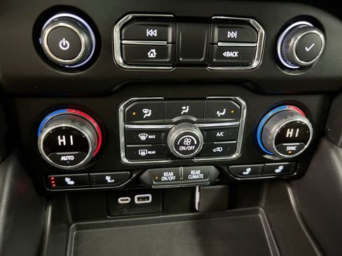 Used 2021 Chevrolet Tahoe Z71 image 16