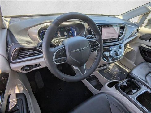 Used 2023 Chrysler Pacifica Touring-L FWD image 10