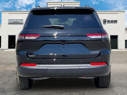 New 2026 Jeep Grand Cherokee Limited w/ Limited Altitude Package AWD/4WD image 4