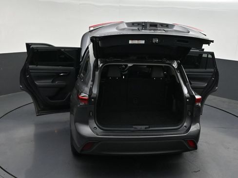 Used 2021 Toyota Highlander XLE AWD/4WD image 35