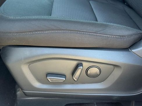 Used 2023 Ford Explorer XLT AWD/4WD image 16