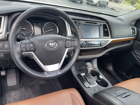Used 2017 Toyota Highlander Limited AWD/4WD image 11