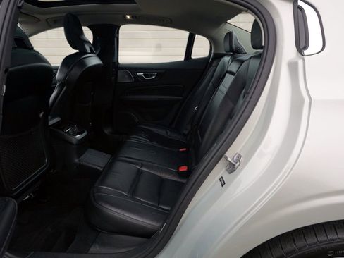 Used 2022 Volvo S60 T8 Inscription image 18