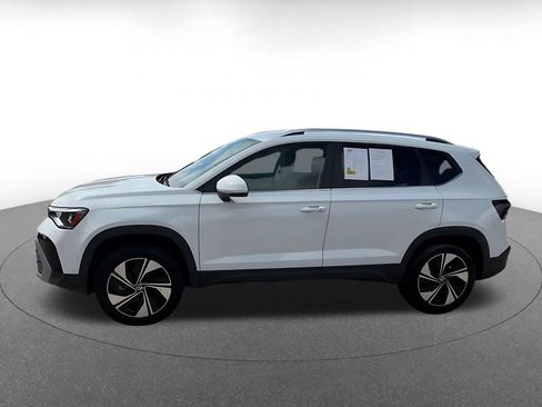 Used 2026 Volkswagen Taos SE AWD/4WD image 8