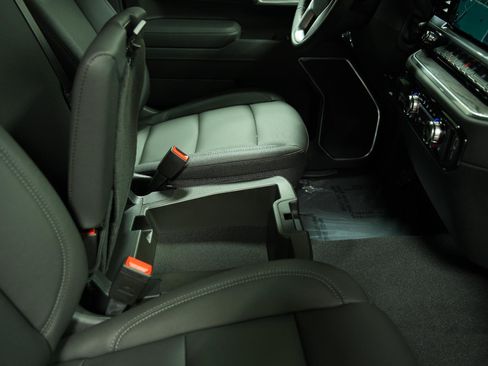 New 2026 GMC Sierra 1500 SLT AWD/4WD image 17