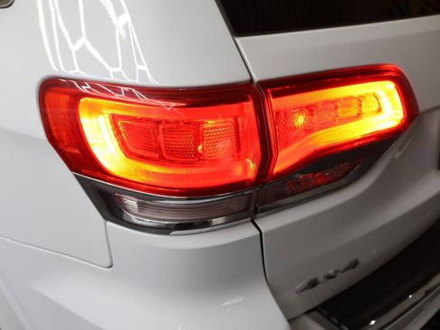 Used 2019 Jeep Grand Cherokee Overland AWD/4WD image 32