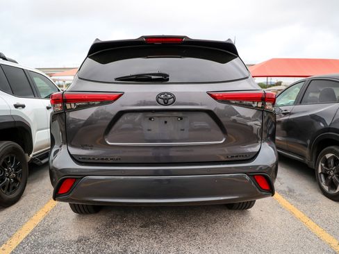 Used 2021 Toyota Highlander Limited image 9