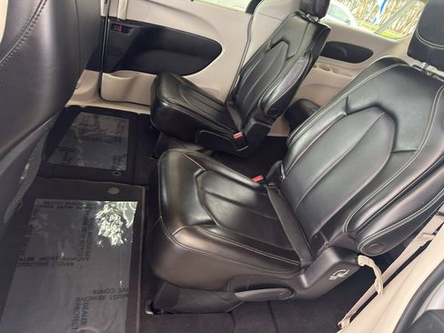 Used 2023 Chrysler Pacifica Touring-L image 15