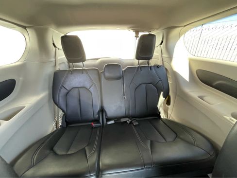 Used 2024 Chrysler Pacifica Touring-L image 26