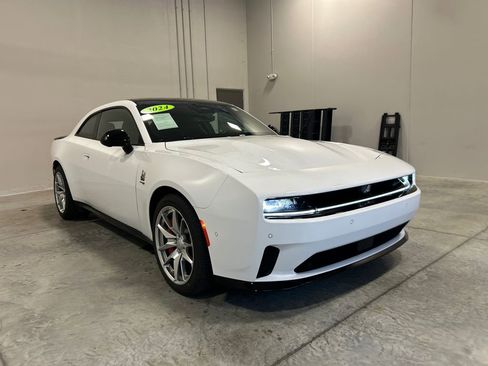 Used 2024 Dodge Charger Daytona Scat Pack w/ Plus Group AWD/4WD image 4