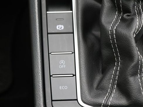 Used 2025 Volkswagen Jetta SE FWD image 24