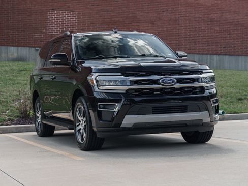 Used 2024 Ford Expedition Limited image 1