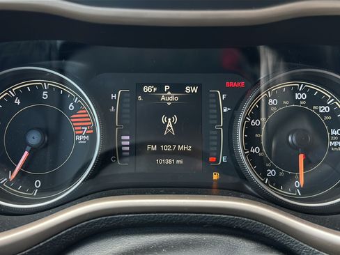 Used 2018 Jeep Cherokee Latitude w/ Altitude Package AWD/4WD image 24
