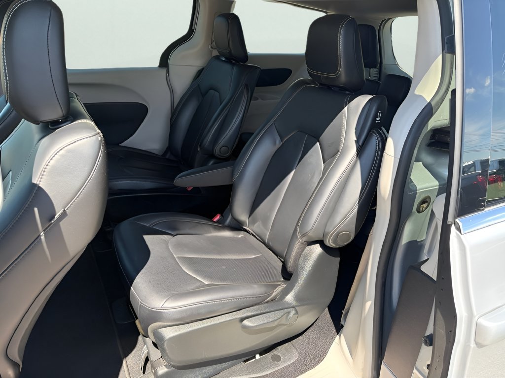 Used 2023 Chrysler Pacifica Touring-L FWD image 12