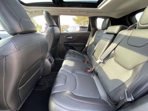 Used 2019 Jeep Cherokee Trailhawk image 23