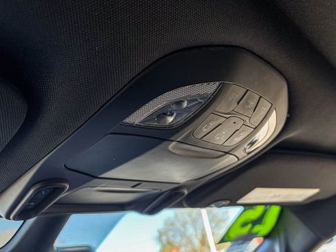 Used 2025 Chrysler Pacifica Premium image 38