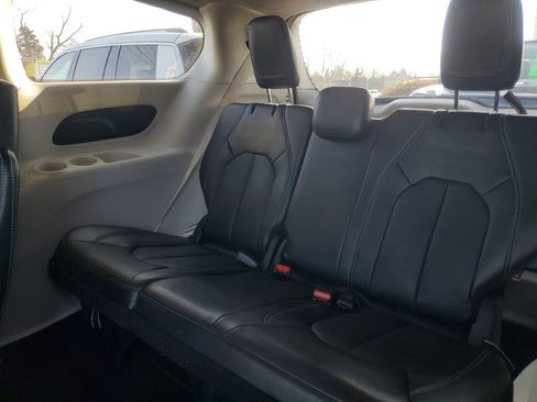 Used 2024 Chrysler Pacifica Touring-L image 36