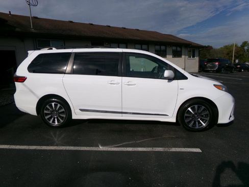 Used 2020 Toyota Sienna LE image 2