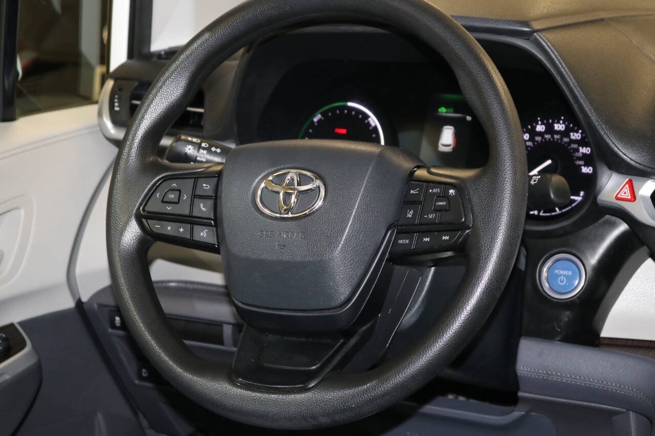 Used 2023 Toyota Sienna LE AWD/4WD image 22
