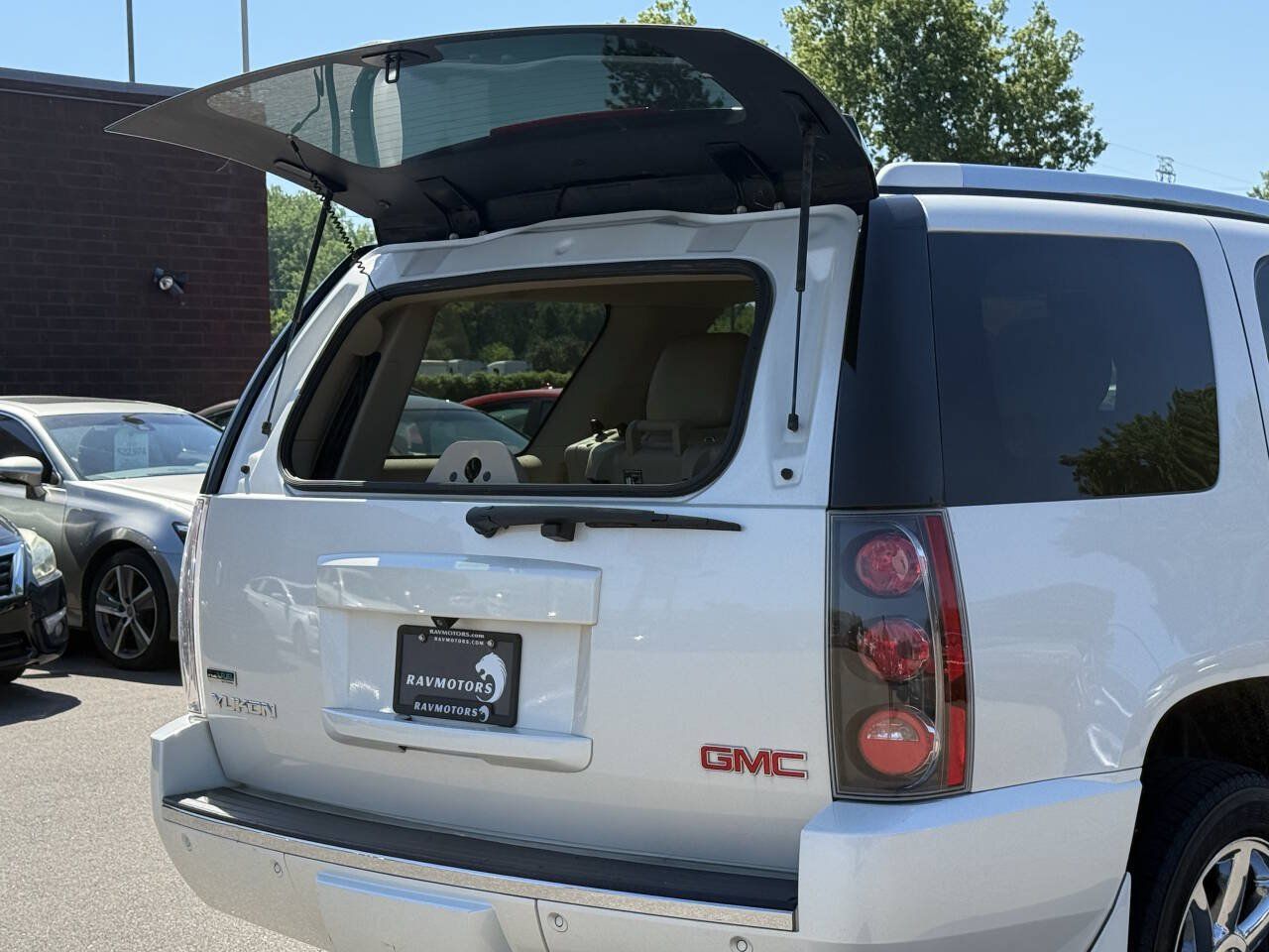 Used 2012 GMC Yukon Denali AWD/4WD image 37