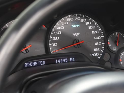 Used 2004 Chevrolet Corvette Convertible w/ Preferred Equipment Group RWD image 2
