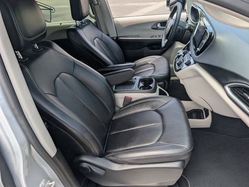 Used 2024 Chrysler Pacifica Touring-L FWD image 9