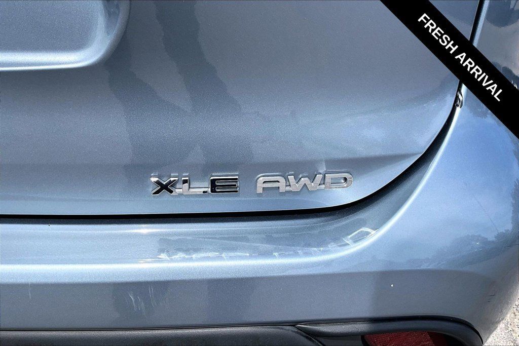 Used 2024 Toyota Highlander XLE AWD/4WD image 23