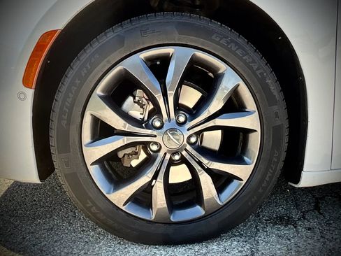 Used 2018 Chrysler Pacifica Touring-L Plus w/ Advanced Safetytec Group FWD image 39