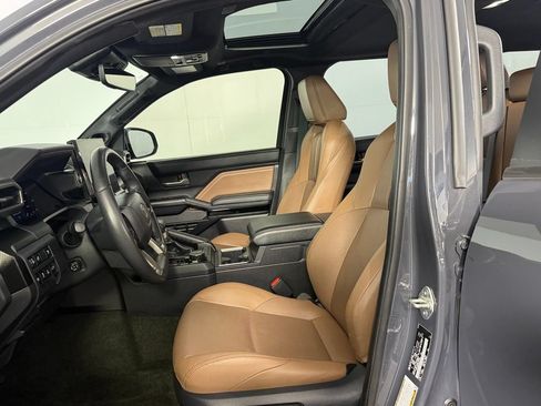 Used 2025 Toyota 4Runner Limited AWD/4WD image 19