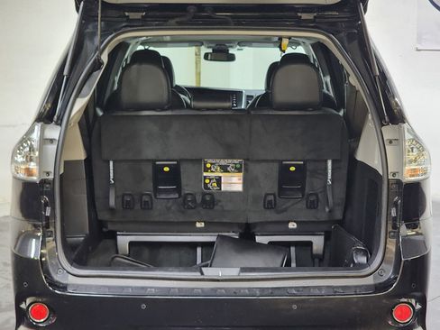 Used 2019 Toyota Sienna SE w/ SE Preferred Package image 8