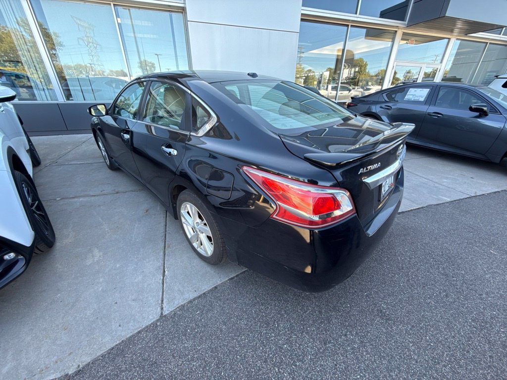 Used 2013 Nissan Altima 2.5 SL w/ Technology Pkg FWD image 2