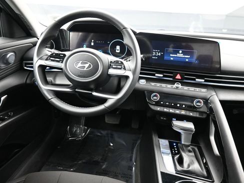 Certified 2025 Hyundai Elantra SEL image 19