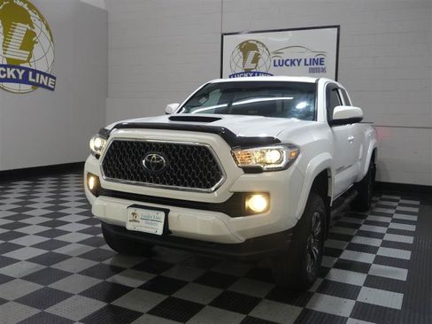 Used 2018 Toyota Tacoma TRD Sport AWD/4WD image 4