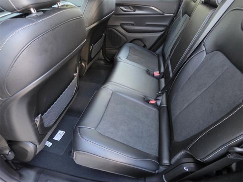 New 2025 Jeep Grand Cherokee Altitude image 9