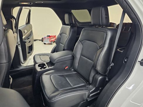Used 2017 Ford Explorer Limited image 27