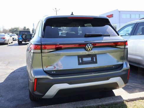 Used 2025 Volkswagen Tiguan SE image 16
