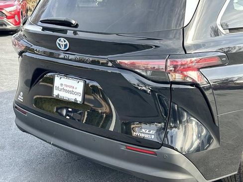 Used 2024 Toyota Sienna XLE FWD image 11