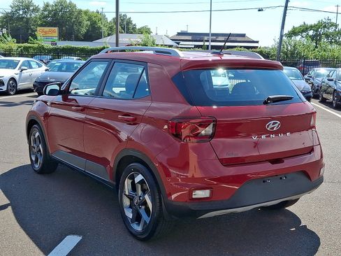 Certified 2023 Hyundai Venue Limited FWD image 4