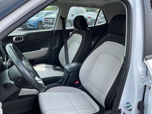 Used 2025 Hyundai Venue SEL FWD image 19