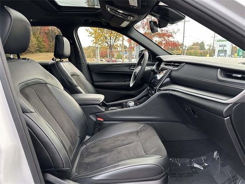 Used 2023 Jeep Grand Cherokee Altitude image 27