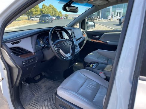 Used 2017 Toyota Sienna Limited Premium AWD/4WD image 17