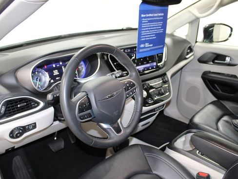 Used 2024 Chrysler Pacifica Touring-L image 23