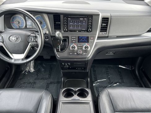Used 2019 Toyota Sienna SE image 31