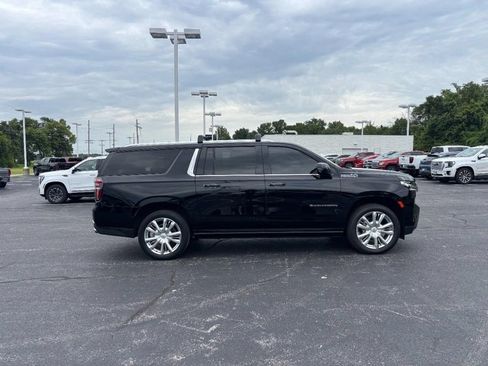 Used 2023 Chevrolet Suburban High Country AWD/4WD image 2
