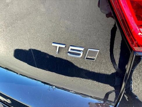 Used 2022 Volvo XC40 T5 Momentum image 41