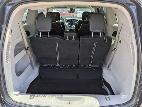 Used 2023 Chrysler Pacifica Touring-L FWD image 14