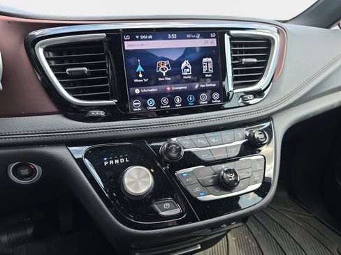 Used 2020 Chrysler Pacifica Limited FWD image 6